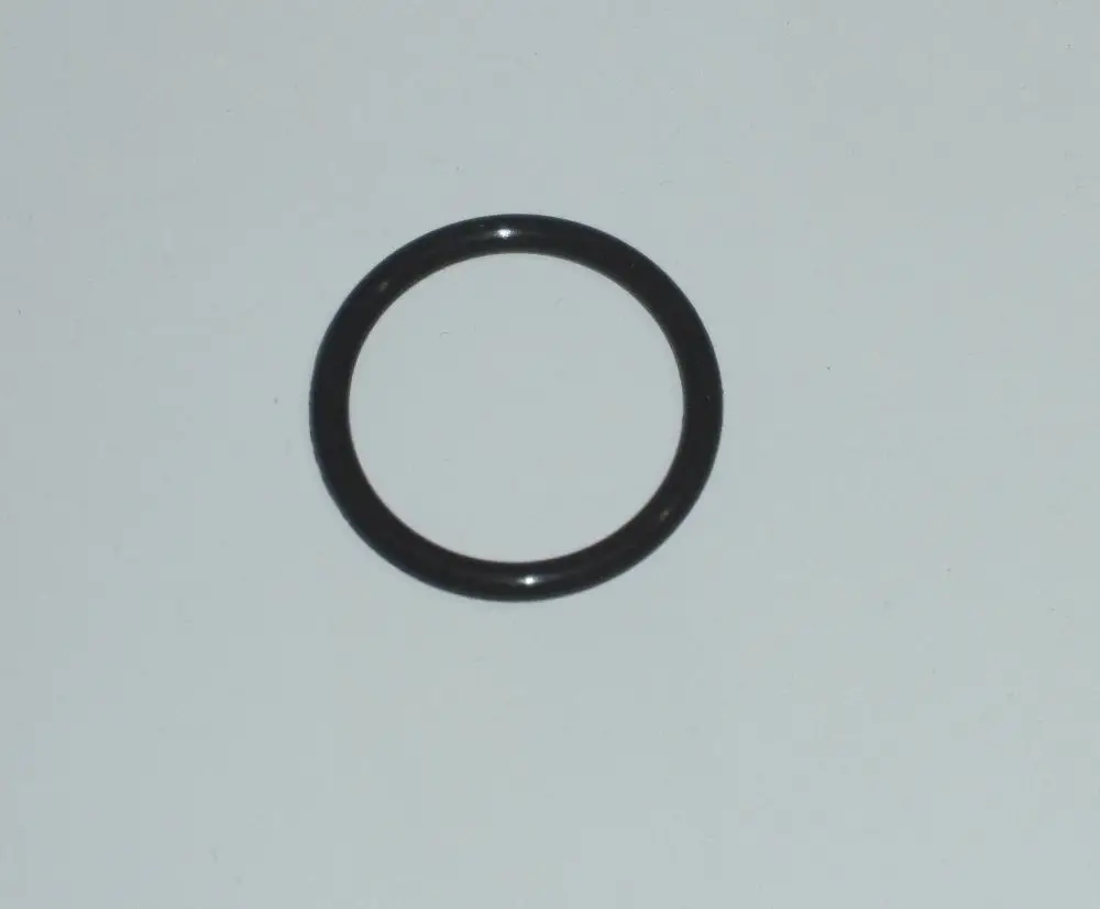 Schwarzer O-Ring aus FKM, auf weißem Hintergrund liegend. Verwendbar in Daikin Produkten, möglicherweise für Heiz- oder Klimaanlagen.
